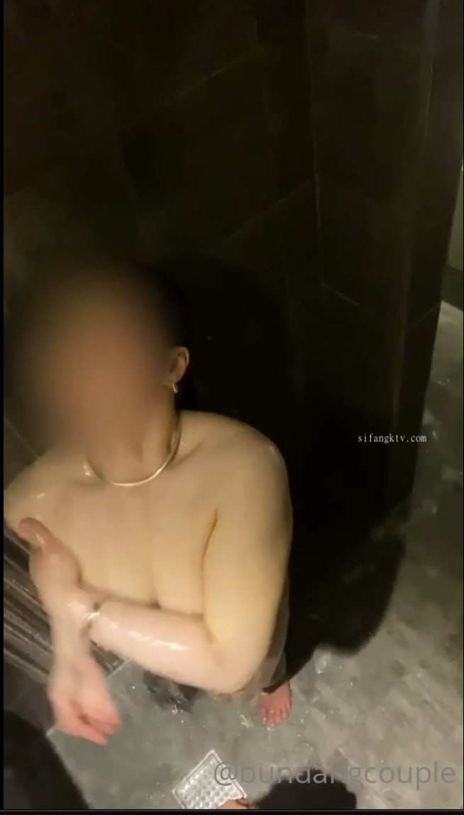 白衣牛仔裤甜美妹子，口交舔弄上位骑坐抽插，呻吟娇喘大声非常诱人